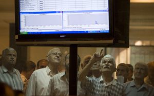Investors monitor prices at the Iraq Stock Exchange in Baghdad June 21, 2009. REUTERS/Thaier al-Sudani (IRAQ BUSINESS) - RTR24VL3